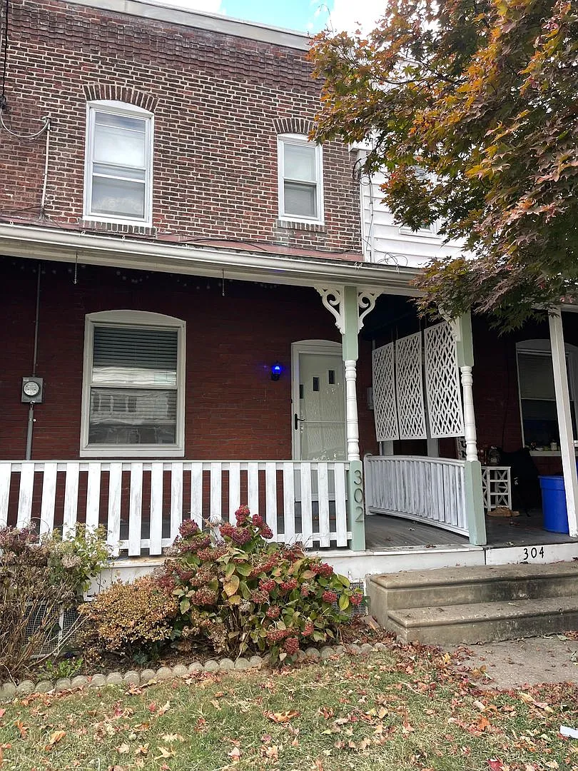 Available Now - Move-In Ready Bright And Spacious 3 Bedroom House In Drexel Hill!! — Photo 1