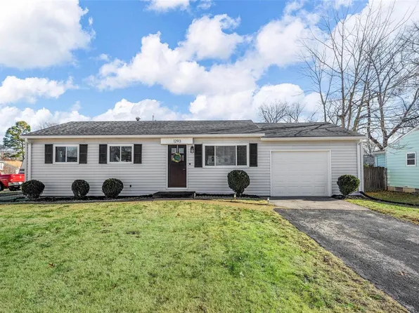1293 Valiant Dr, Fenton, MO 63026