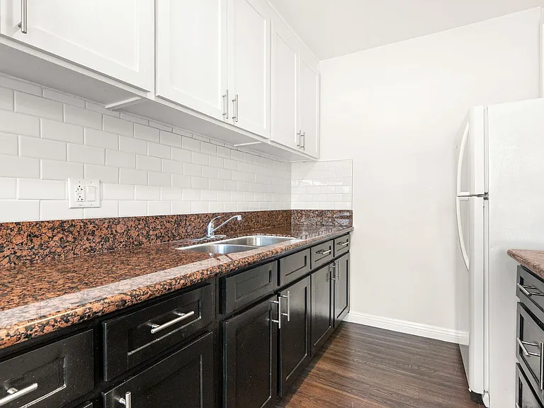 710 W 27th Street — Photo 6