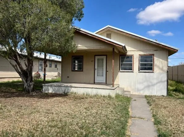307 E 4th St, Iraan, TX 79744
