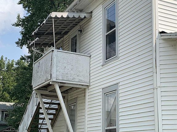 4th image of 221-221 1/2 W Elm St
