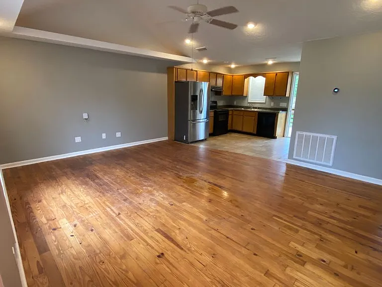 704 Francis St E — Photo 2