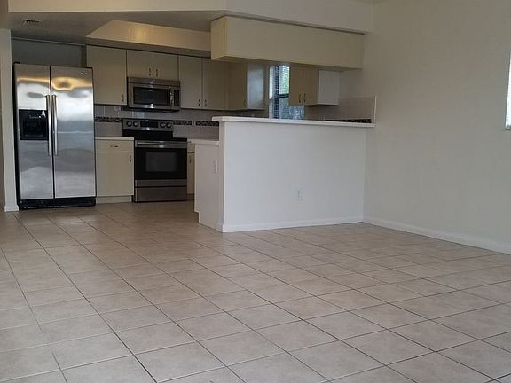 5th image of 225 NE 23rd Pl