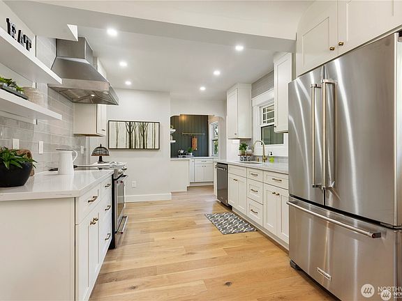 4th image of 3221 36th Avenue S