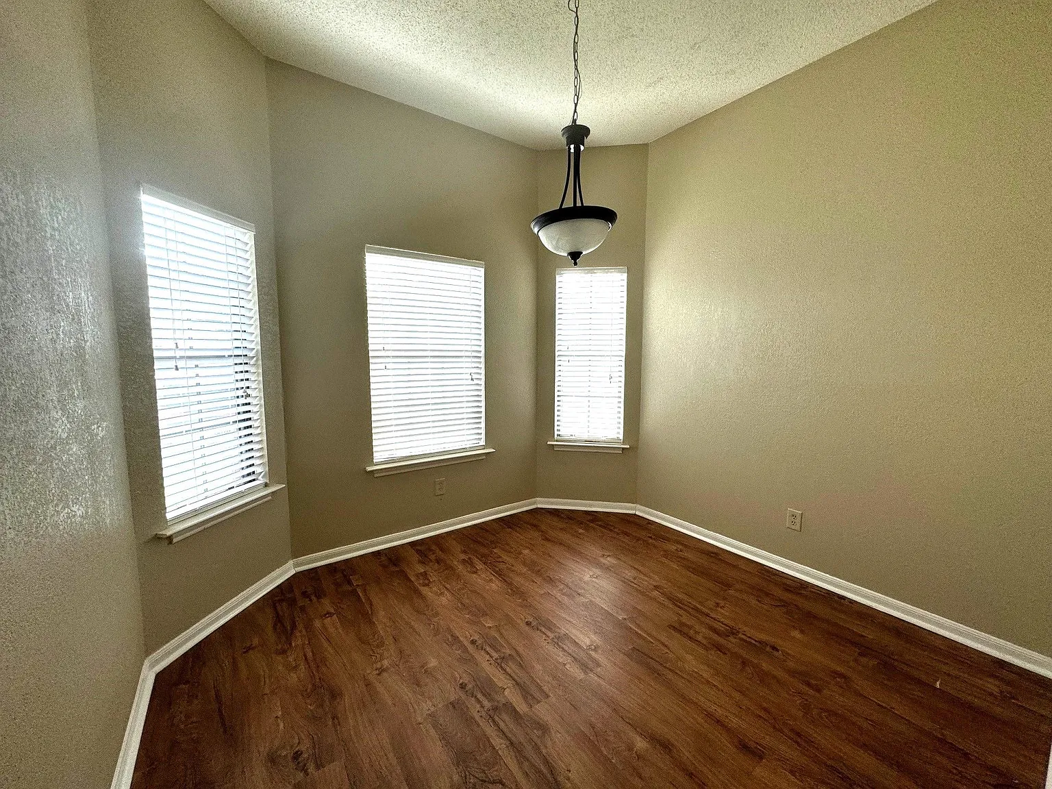 3 bed, 2.0 bath, 1250 sqft, $1,450 — Photo 2