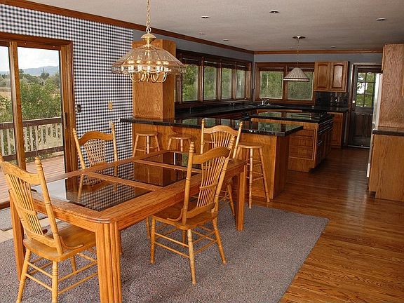 Breakfast bar and dining area