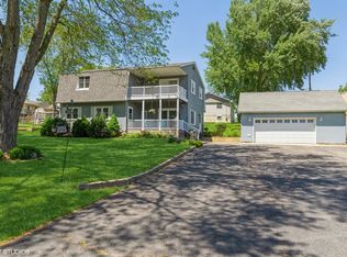1025 Grant Pl, Wauconda, IL 60084