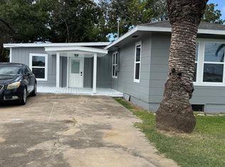 207 Henderson St, Palacios, TX 77465