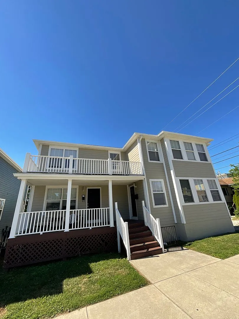 Available August 2028 4 Bed, 2 Bath House Large Group Option : 18- 20! — Photo 1