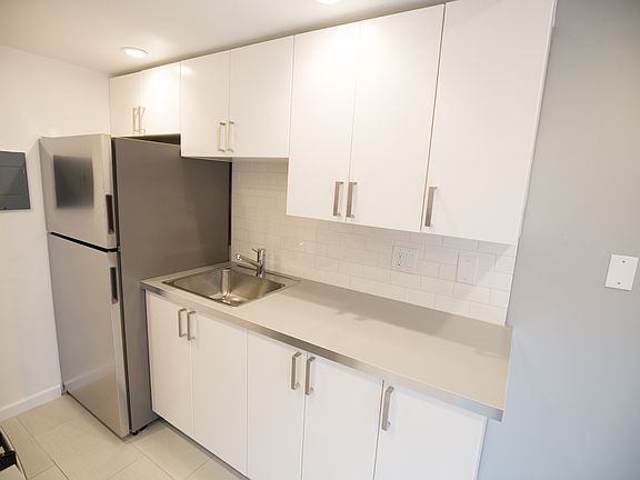 4th image of 581 Villa St APT 13