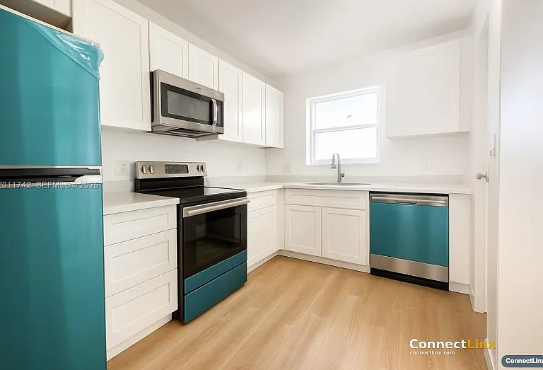 333 NW 17th Ct — Photo 1