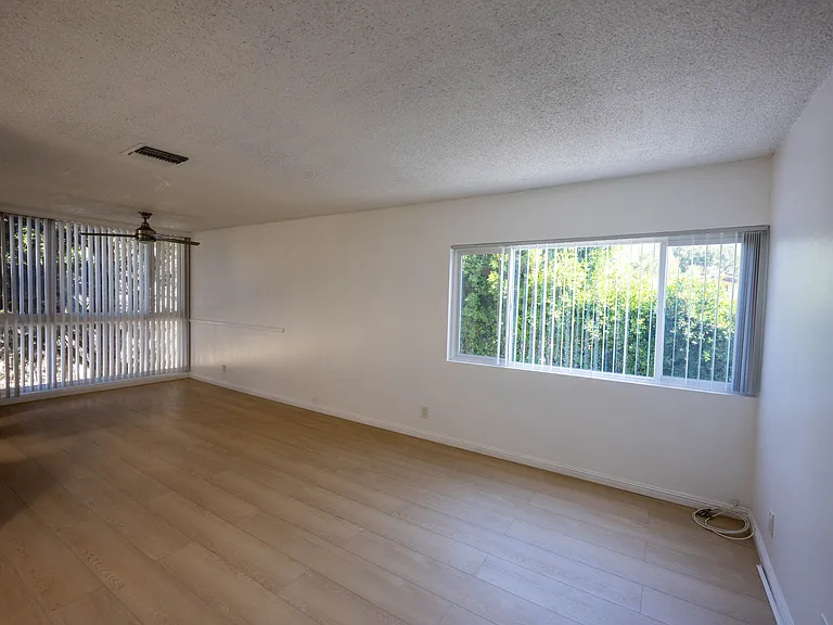 13059 Oxnard St #209 — Photo 4