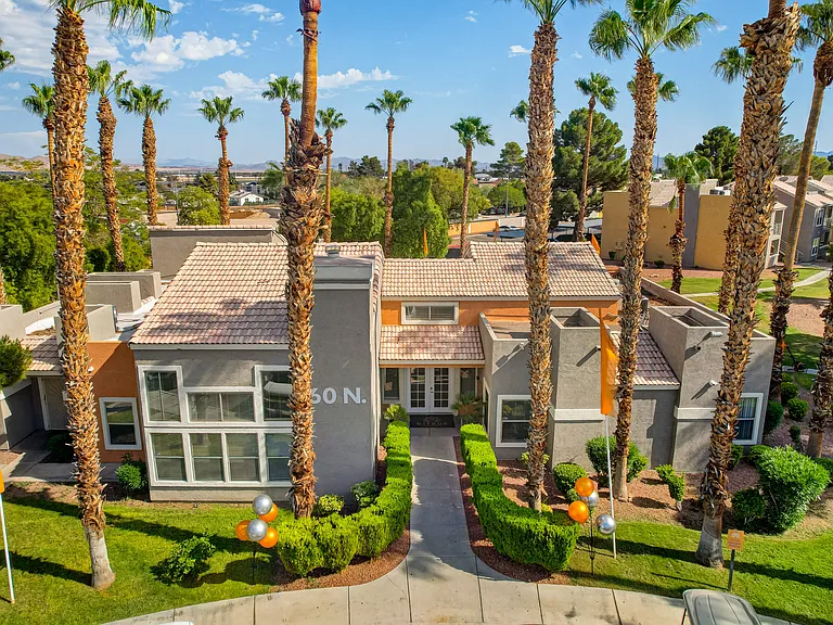 Citrus Apartments — Photo 41