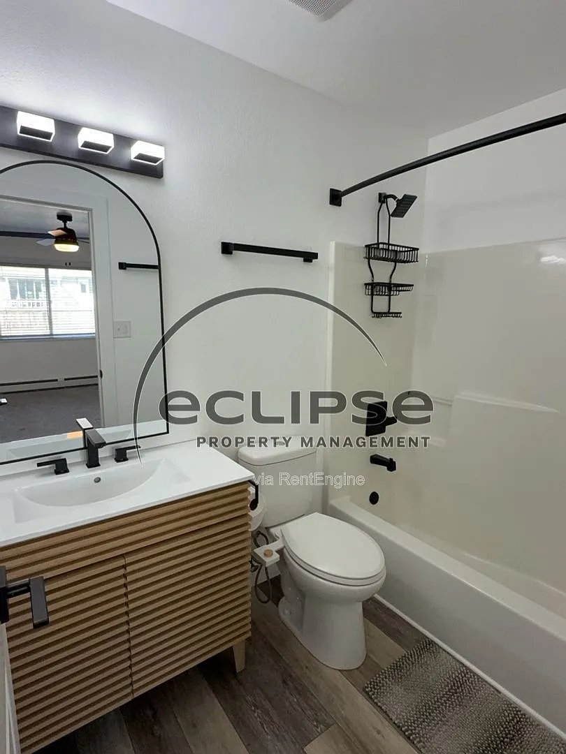 3 bed, 2.0 bath, 1205 sqft, $2,400 — Photo 3