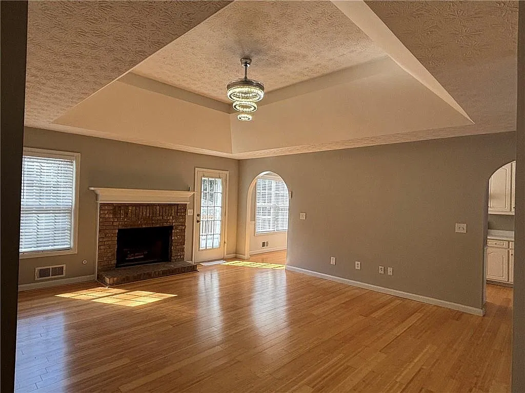 4 bed, 3.0 bath, 2253 sqft, $2,400 — Photo 3