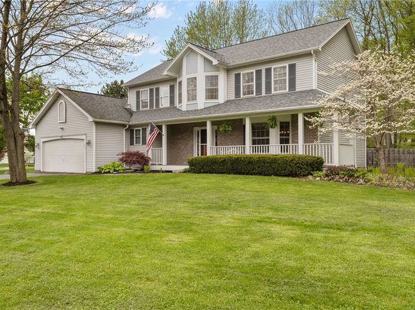 10 Woodrose Dr, Webster, NY 14580