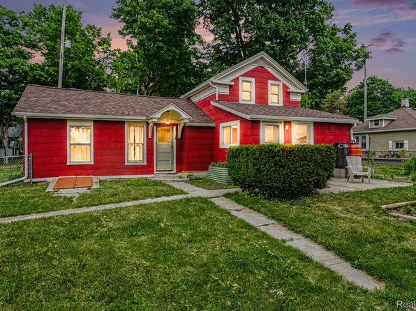 302 Hadley St, Holly, MI 48442