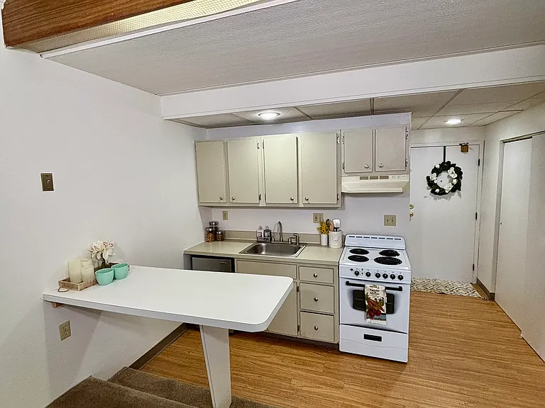 Sunrise Efficiency Apartments — Photo 2