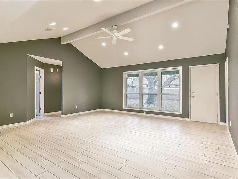 10427 Eagle Glen Dr — Photo 2