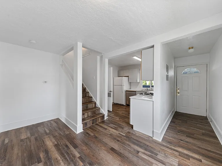 421 S College St #4 — Photo 6