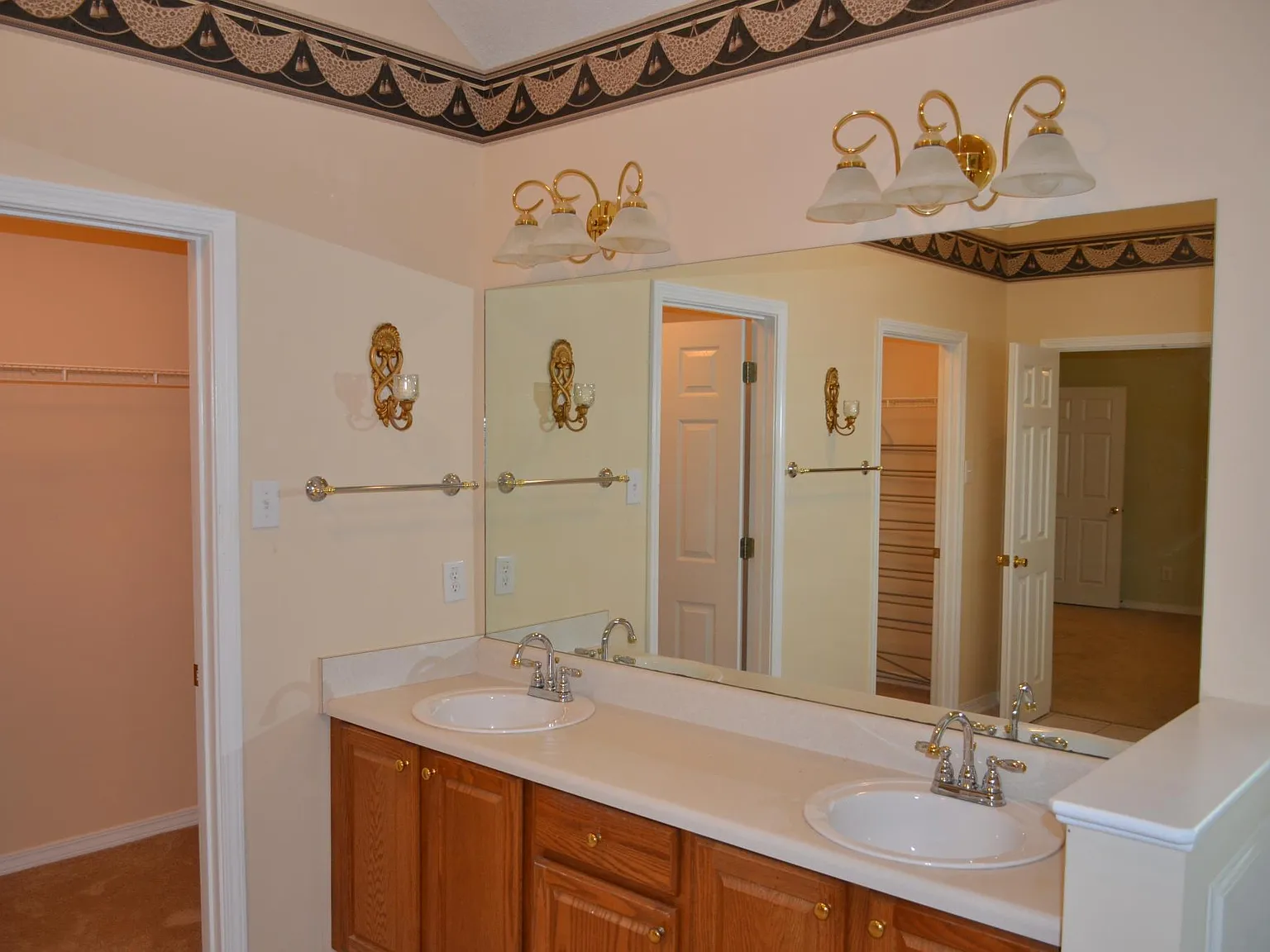 9602 Nottingham Ct — Photo 2