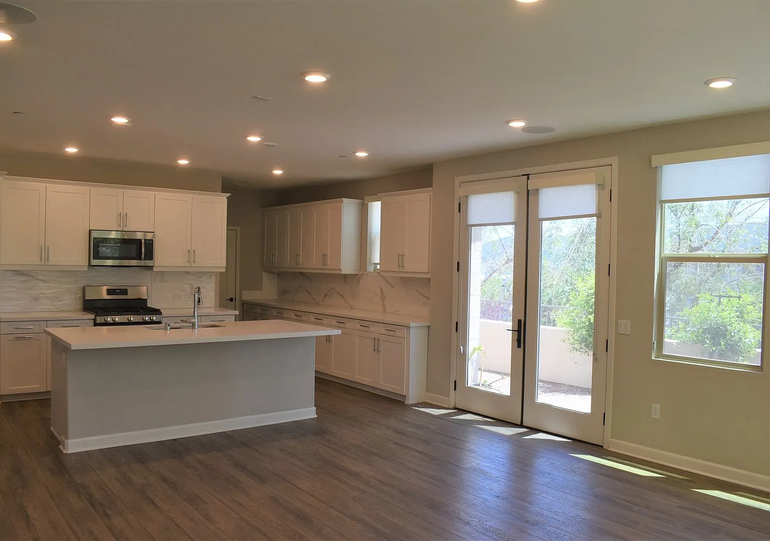3 Bedroom 3.5 Bath 3 Story Townhome with Loft- Skye Complex in Del Sur — Photo 3