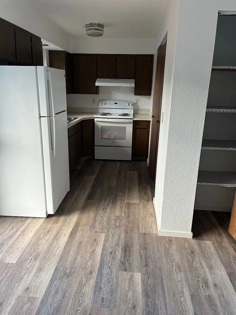 Sutherlin Upstairs 2 bedroom apartment on Comstock — Photo 4