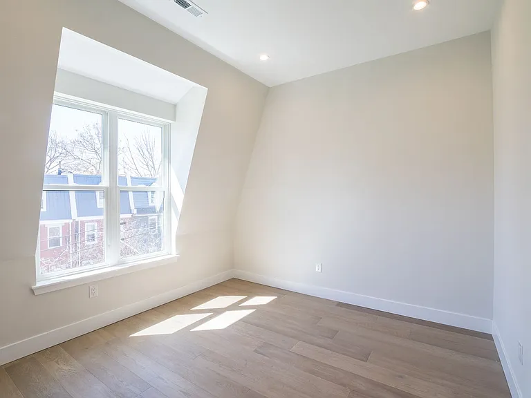 2147 N Franklin St — Photo 15