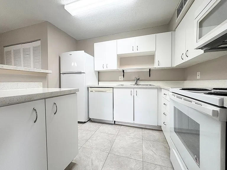 380 Lakepointe Dr #204 — Photo 10