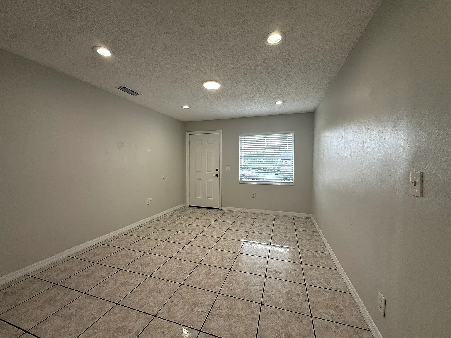 3 bed, 1373 sqft, $2,000 — Photo 4