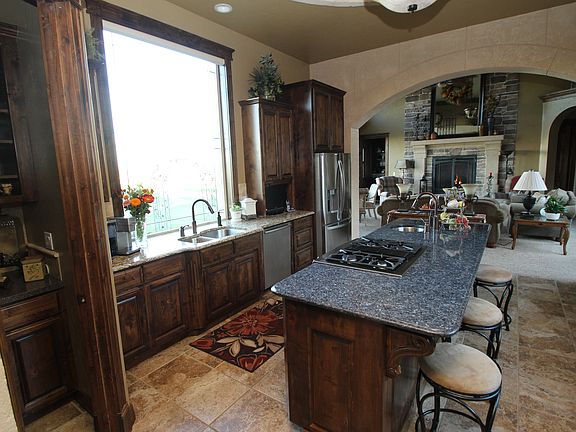 Kitchen (golf course view)