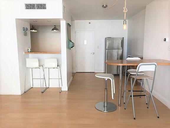 5th image of 1000 West Ave APT 326