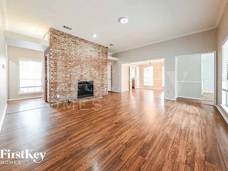 542 Renee Ln — Photo 3