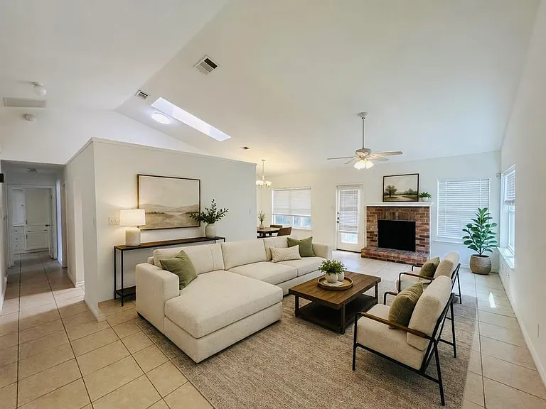 4652 Bracken Dr — Photo 2