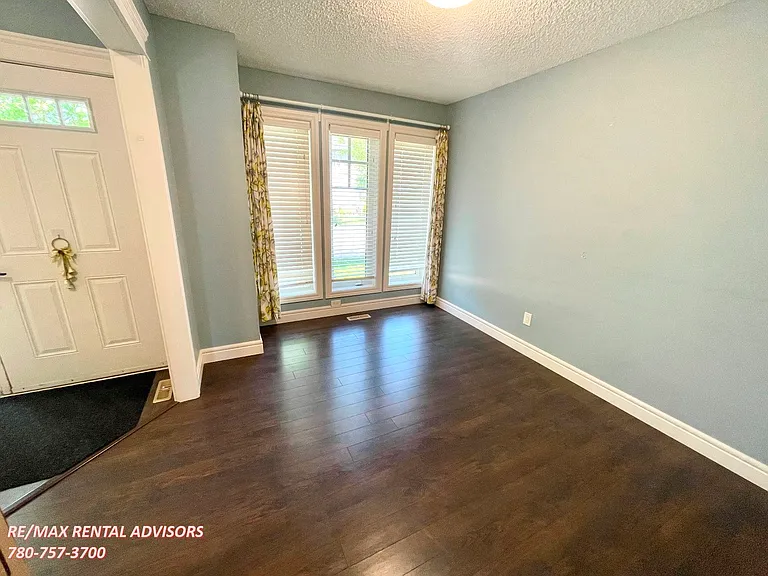 2429 Austin Cres SW — Photo 8