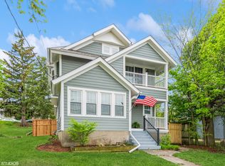 607 Geneva Rd, St Charles, IL 60174