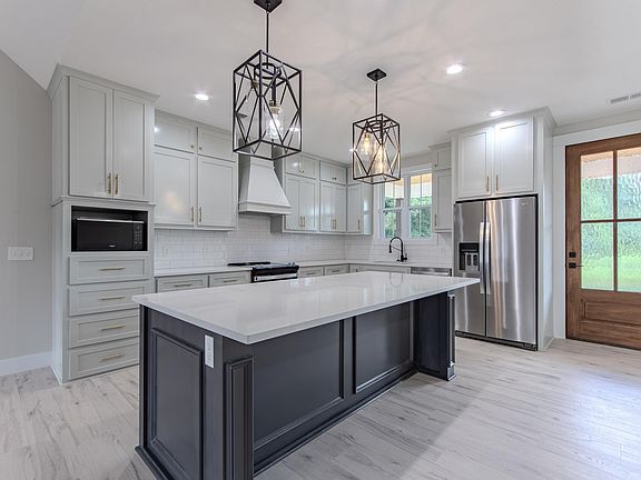 4th image of 90 Columbus Ln