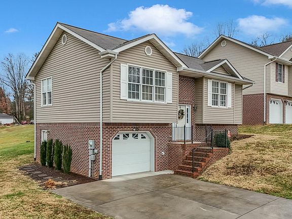 2nd image of 1000 Carrington Ct