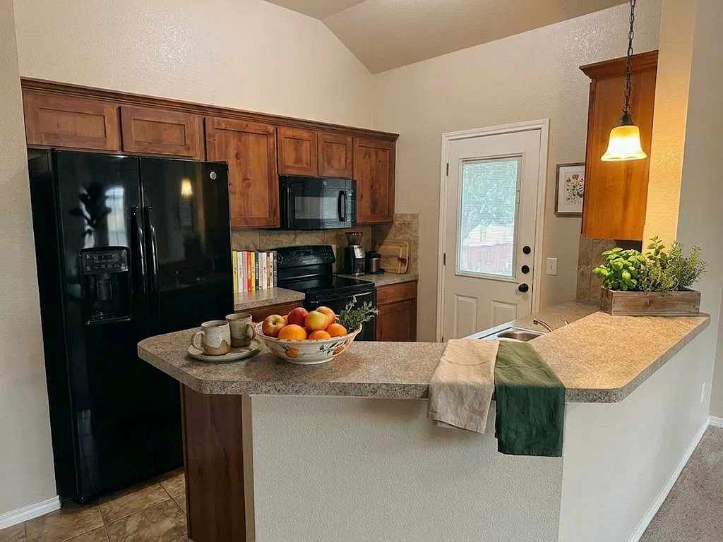 3 bed, 1306 sqft, $1,300 — Photo 3