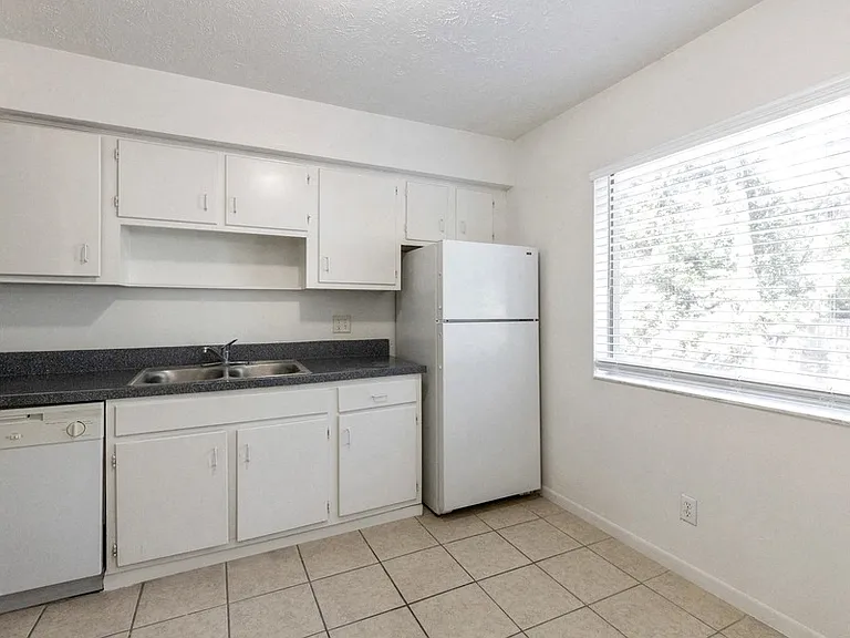 Townsend Apartments — Photo 21