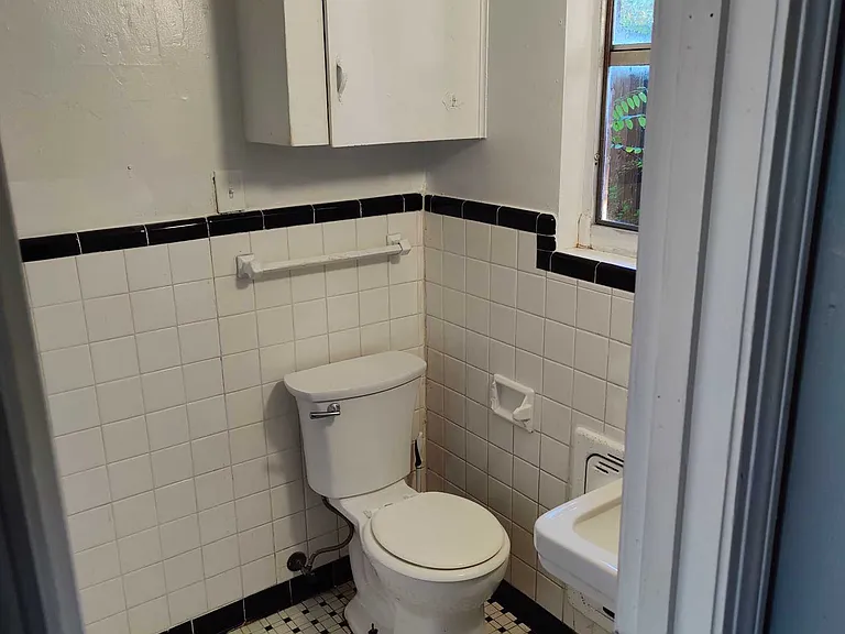 616 Mills Ave #8 — Photo 5