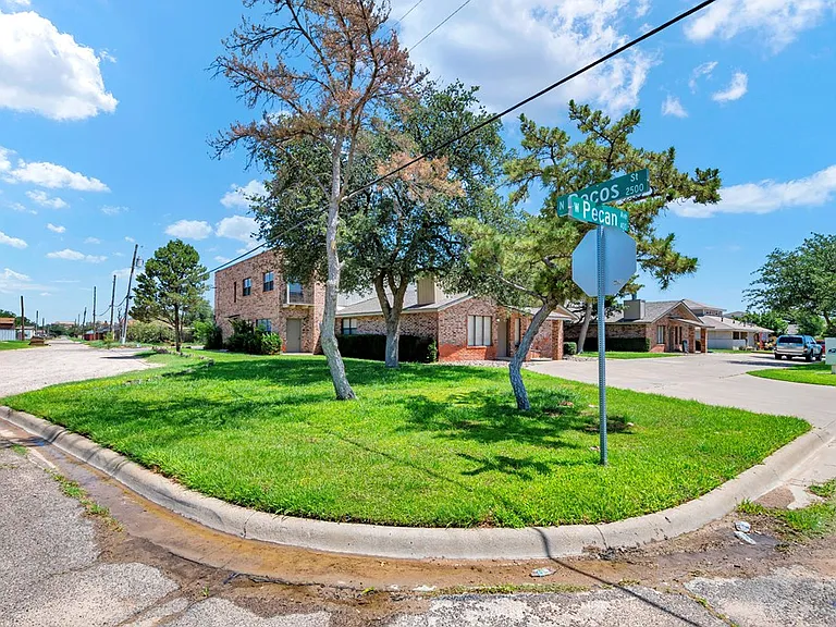 424 W Pecan Ave #B — Photo 3