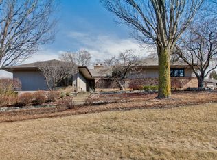 25865 Oak Hills Rd, Lake Barrington, IL 60010