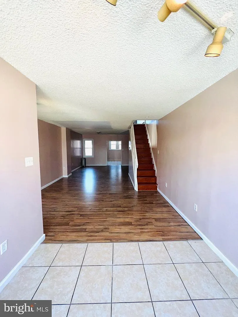 3 bed, 1040 sqft, $1,550 — Photo 2