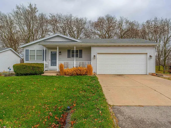 809 Tomahawk Ct, Heyworth, IL 61745