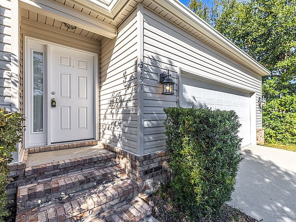 3rd image of 3797 Peachtree Way
