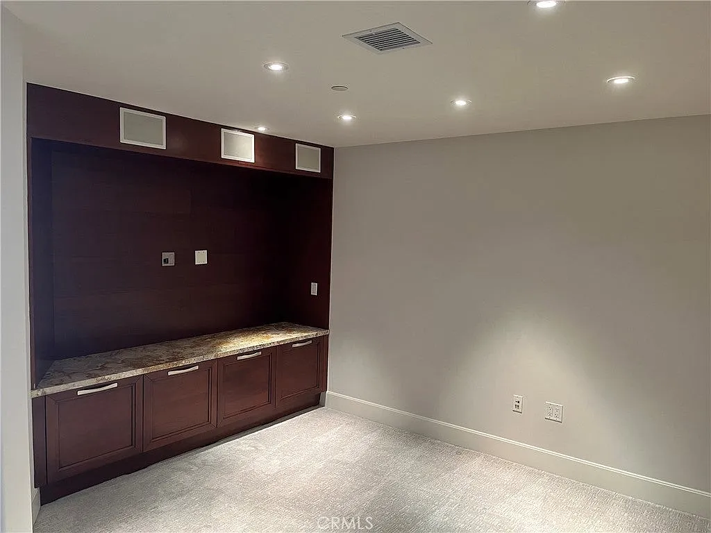 1 bed, 1.5 bath, 1349 sqft, $4,500 — Photo 3