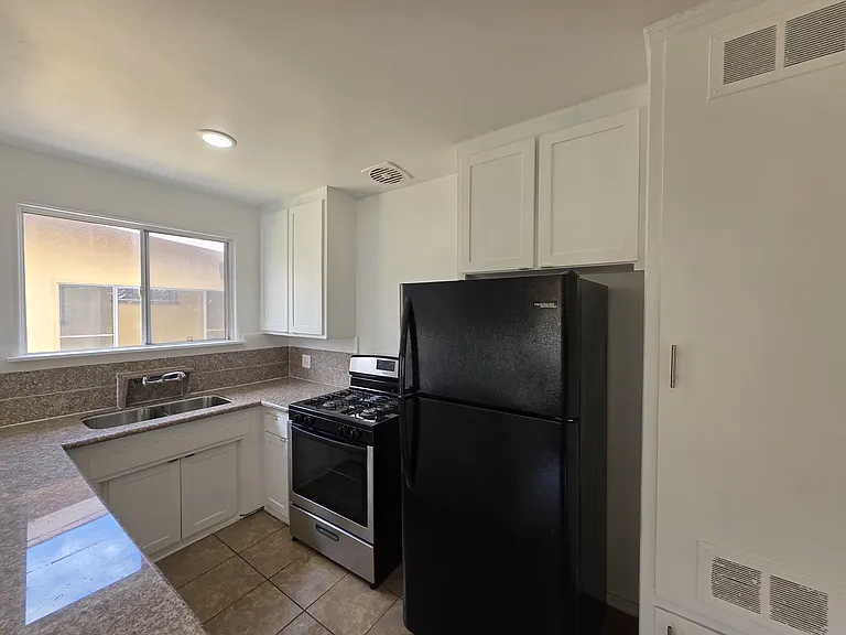 8706 Parthenia Pl #8 — Photo 9