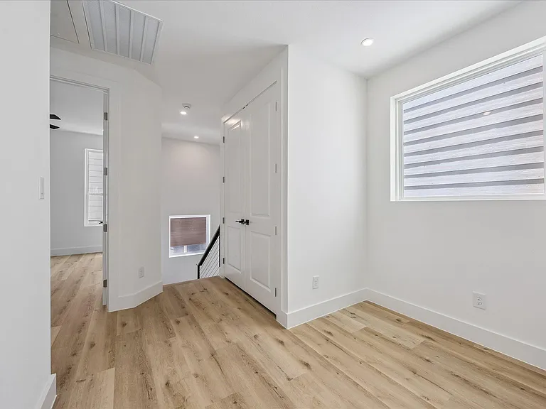 1034 W 17th St #B — Photo 15