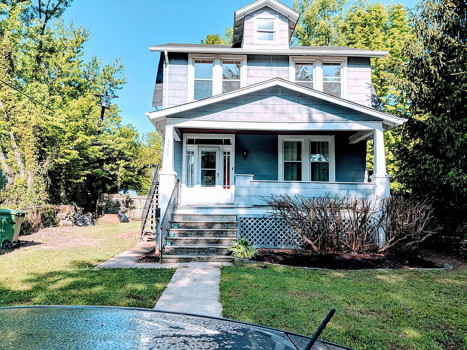Side entrance to 2nd floor unit.